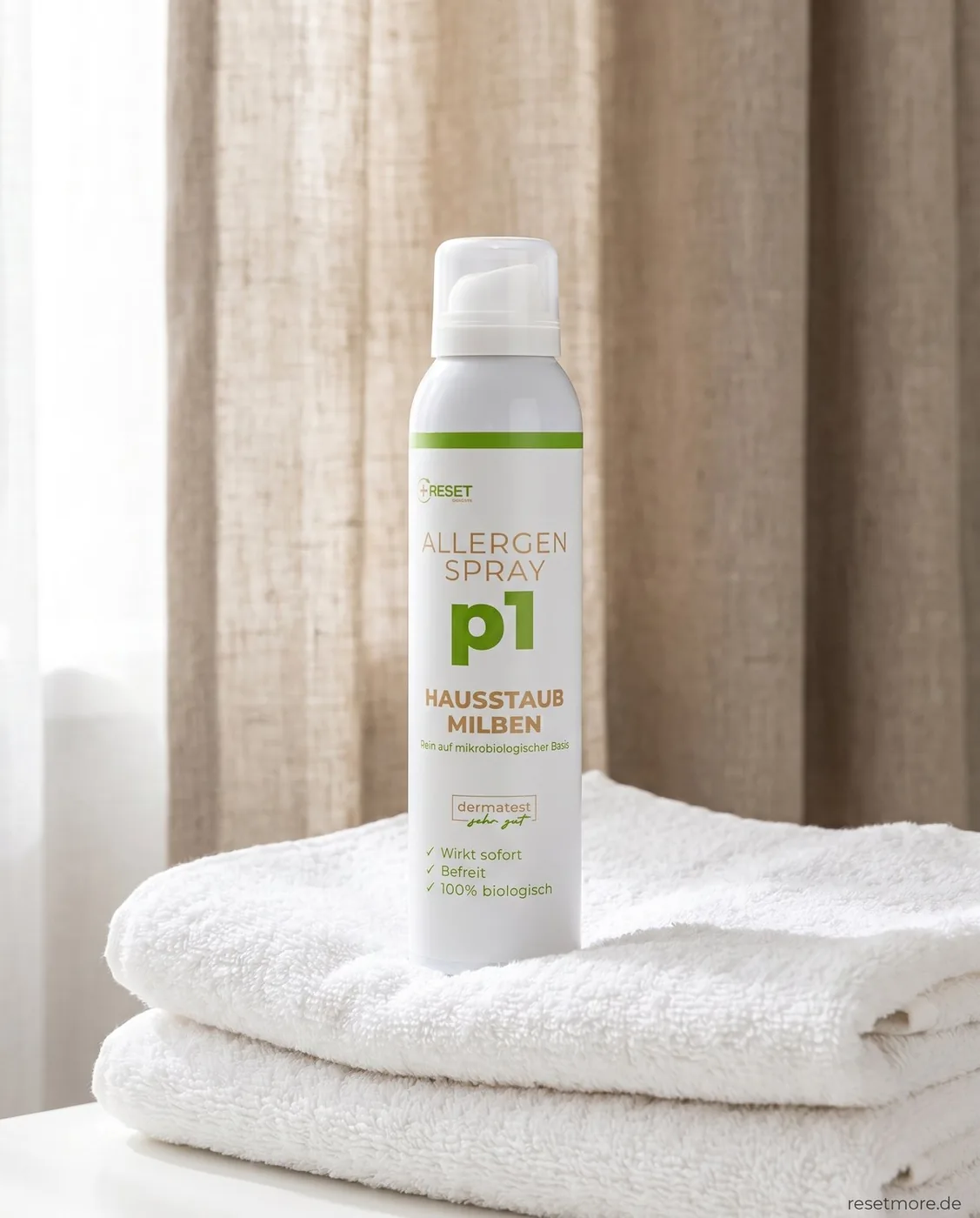 Allergen Spray p1 auf einem Stapel weißer Handtücher