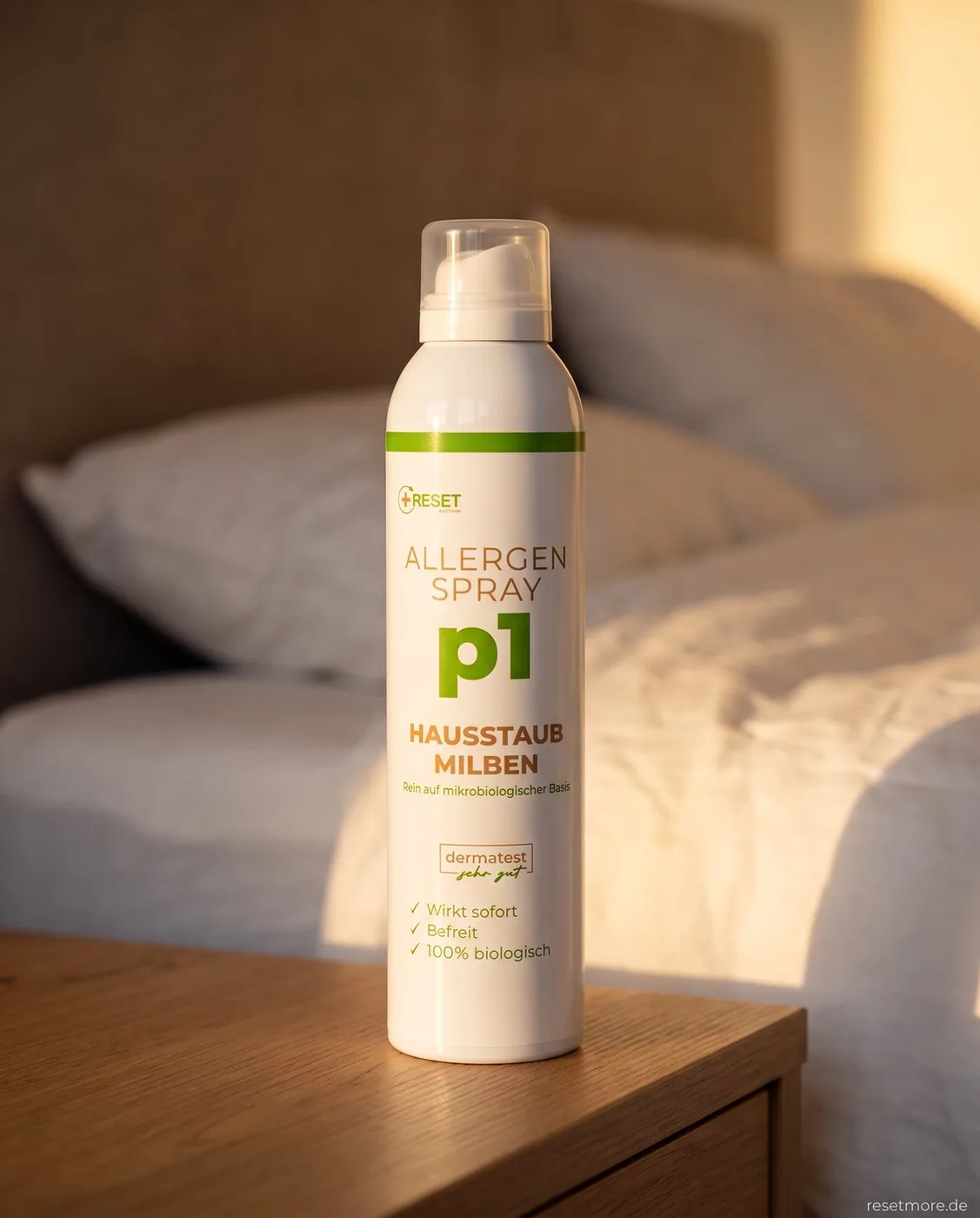 Allergen Spray p1 auf einem Nachttisch bei Abendlicht